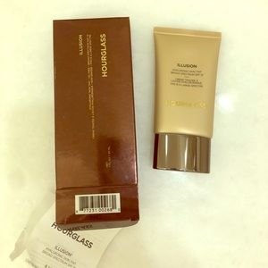1 Tube of HOURGLASS Illusion Hyaluronic Skin Tint